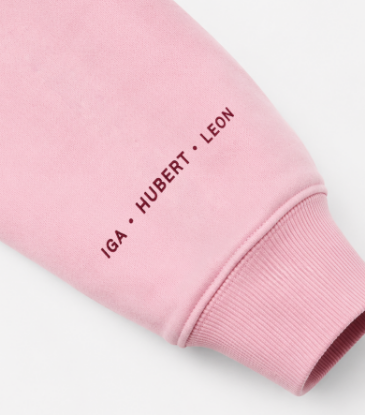 Obrazek Personalizowana bluza jasnoróżowa dla Mamy z imionami dzieci – haft MAMA z sercem