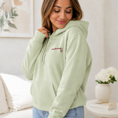 Obrazek Personalizowana bluza pistacjowa dla Mamy z imionami dzieci – haft MAMA z sercem